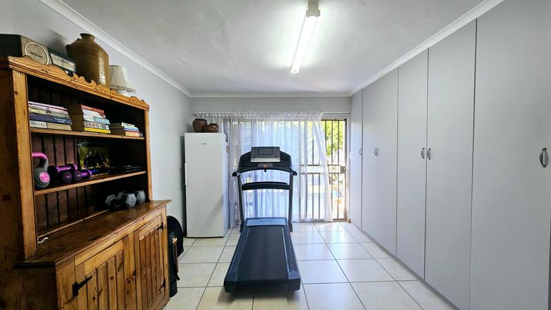 6 Bedroom Property for Sale in Fraaiuitsig Western Cape